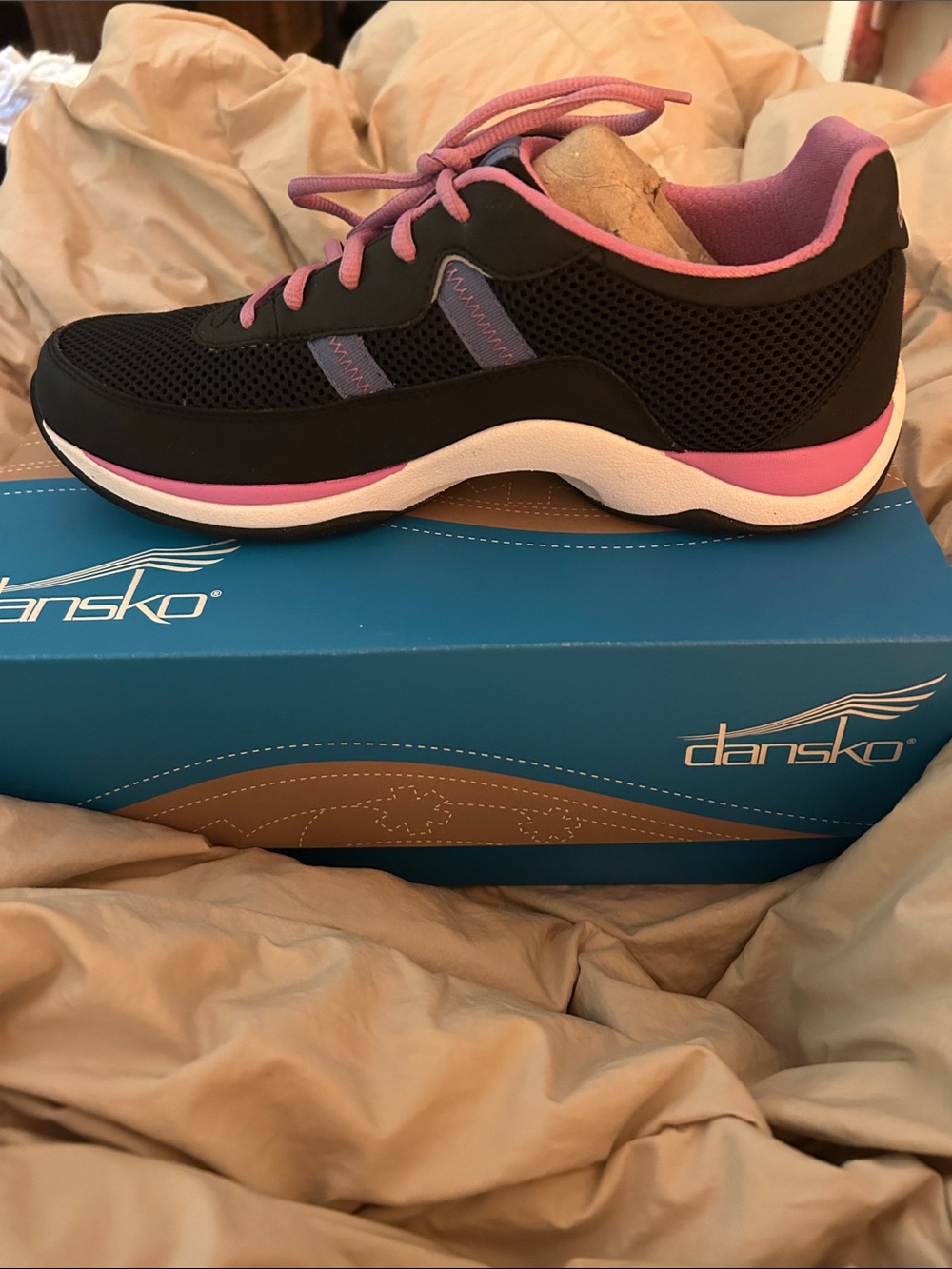Dansko women’s blk/pink sneakers